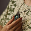 Gesneden Houten Hanger met Turquoise Edelsteen Handgemaakt Artistiek Exir