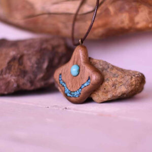 Gesneden Houten Hanger met Turquoise Edelsteen Handgemaakt Artistiek Labkhand