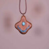 Gesneden Houten Hanger met Turquoise Edelsteen Handgemaakt Artistiek Labkhand