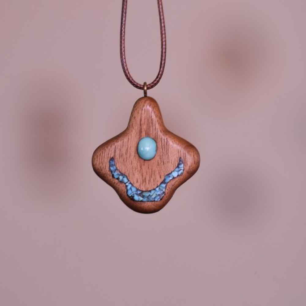Gesneden Houten Hanger met Turquoise Edelsteen Handgemaakt Artistiek Labkhand