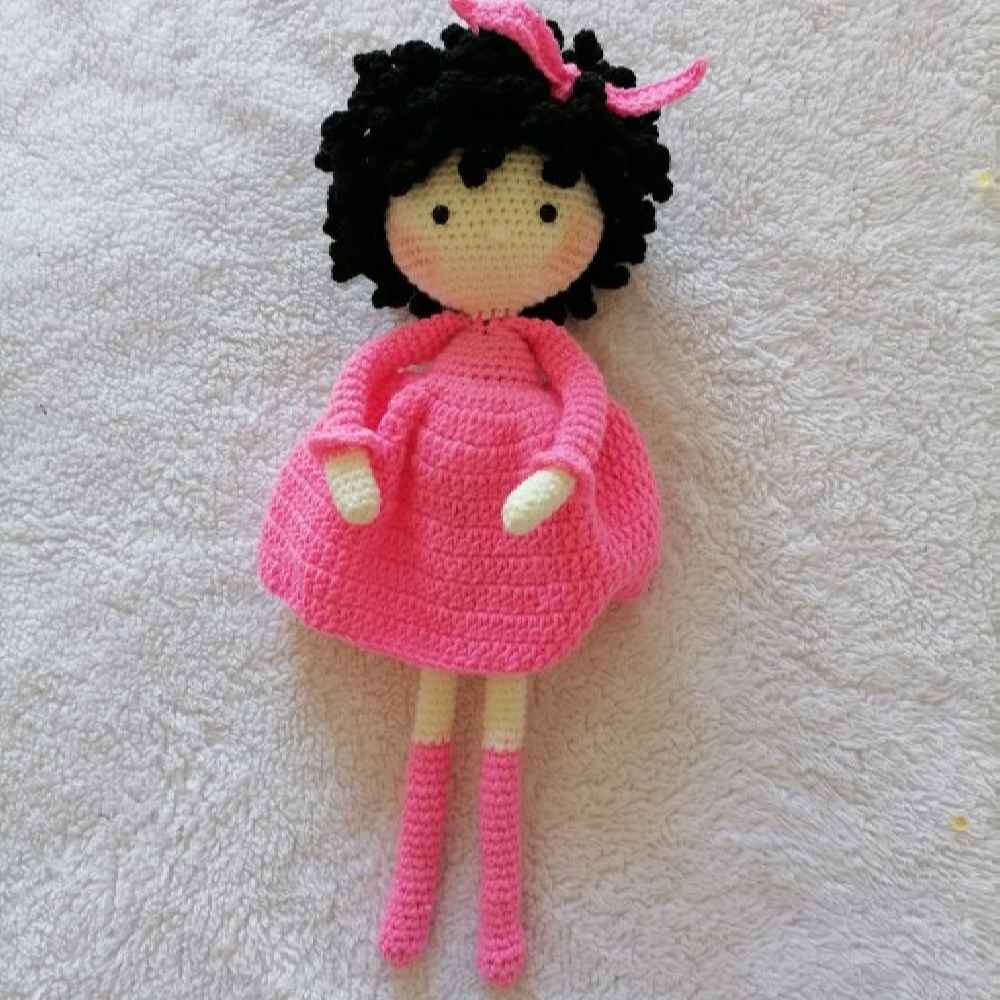 Amigurumi handgemaakte gehaakte pop krullend meisje