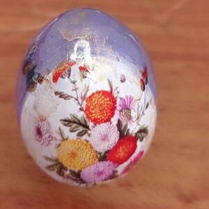 Decoratief Handbeschilderd Aardewerk Ei – Bloemmotief