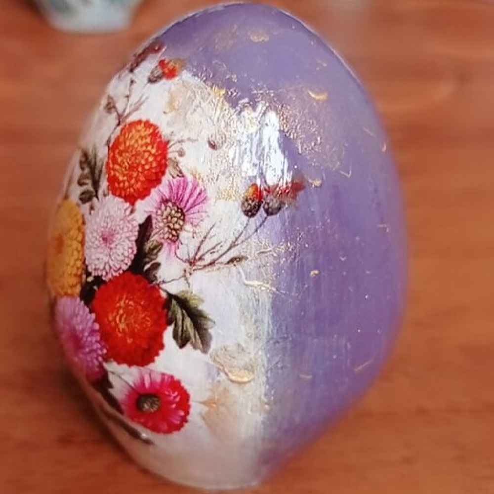 Decoratief Handbeschilderd Aardewerk Ei – Bloemmotief