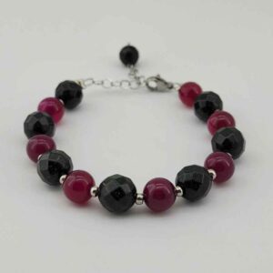Crème kralenarmband met zwarte en paarse Delroba
