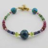 Blauwe kralenarmband met smaragd, robijn en turkoois