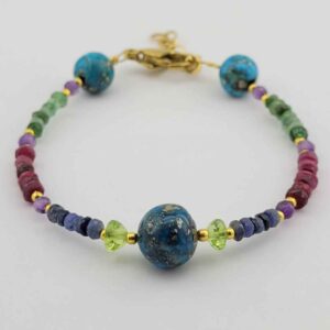 Blauwe kralenarmband met smaragd, robijn en turkoois