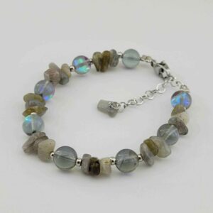 Grijze kralenarmband met labradoriet en kristal