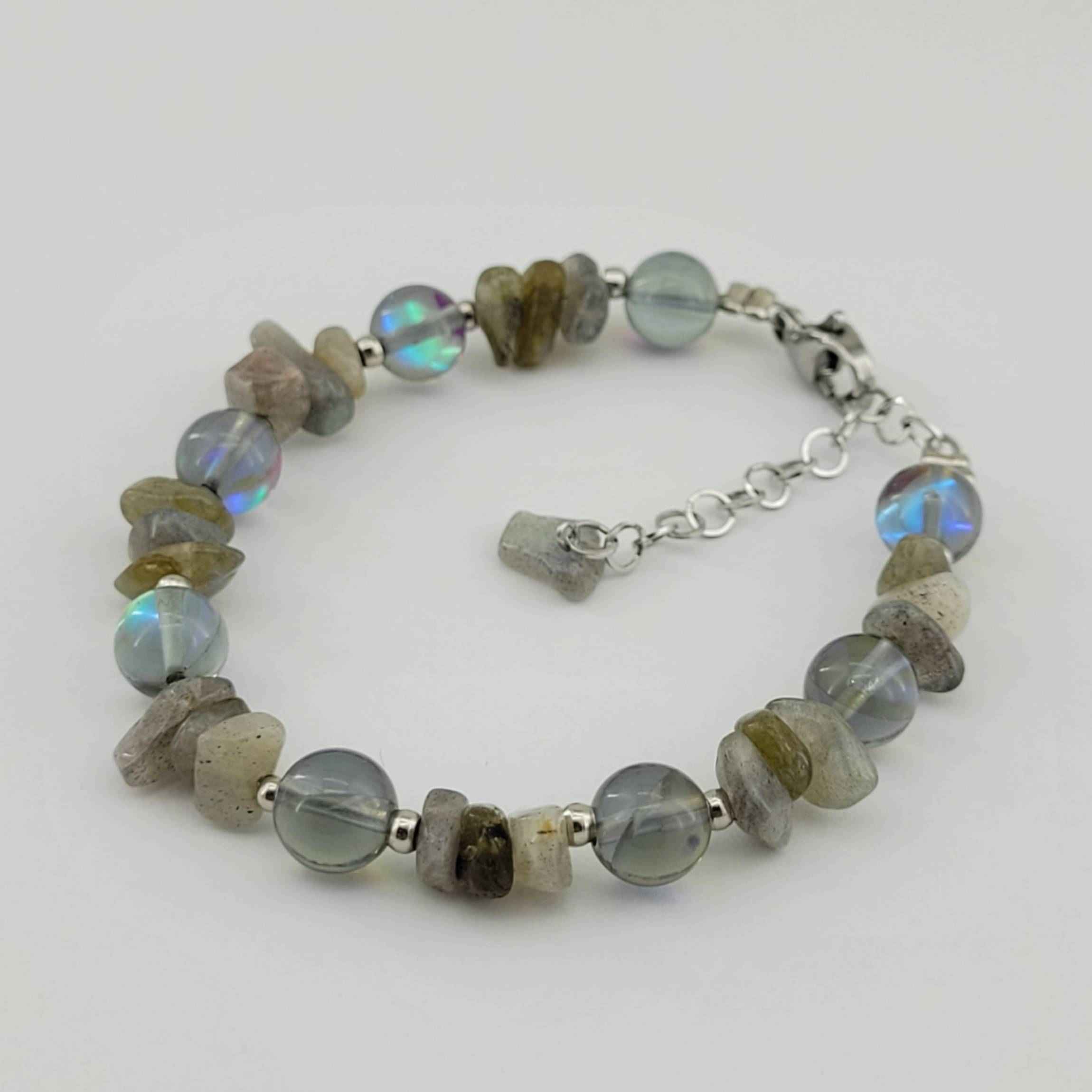 Grijze kralenarmband met labradoriet en kristal