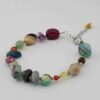Grijze kralenarmband met veelkleurige chakra edelstenen