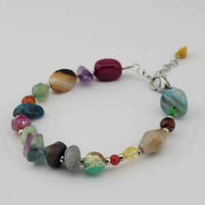Grijze kralenarmband met veelkleurige chakra edelstenen