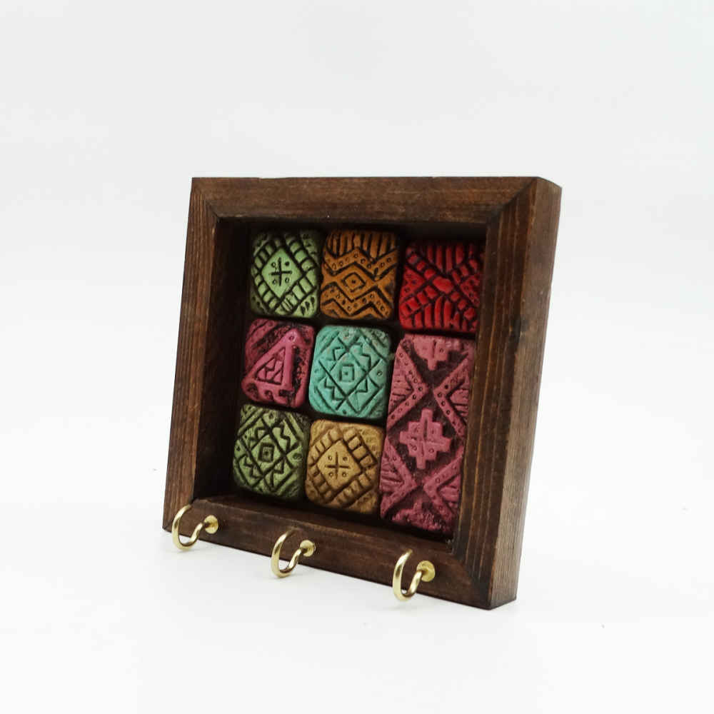 Keramische Sleutelhanger voor aan de Muur – met Houten Frame & Model Sonnati