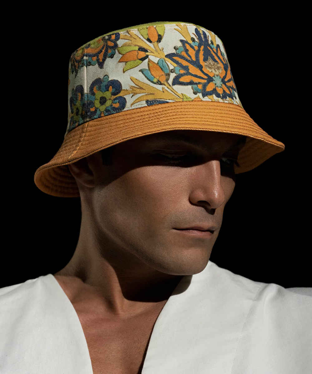 Artistieke Bucket Hat – Model Golshaah