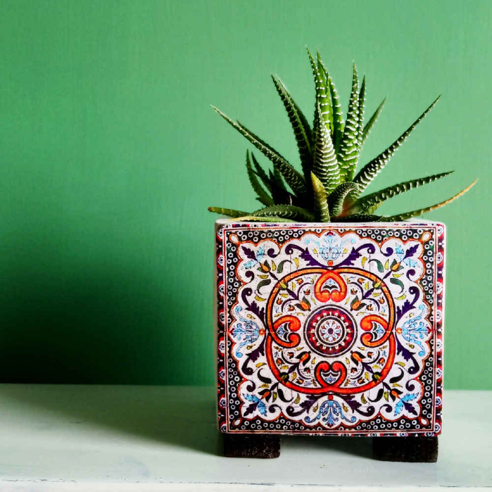 Decoratieve Perzische vierkante betonnen vaas, Farimah-model met een prachtig bloemenpatroon