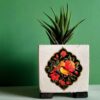 Decoratieve Perzische vierkante betonnen vaas, Gol-o-Morgh-model met een vogels-en-bloemenmotief
