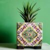 Decoratieve Perzische vierkante betonnen vaas, Kaashi-model met een uitgebreid bloemenpatroon