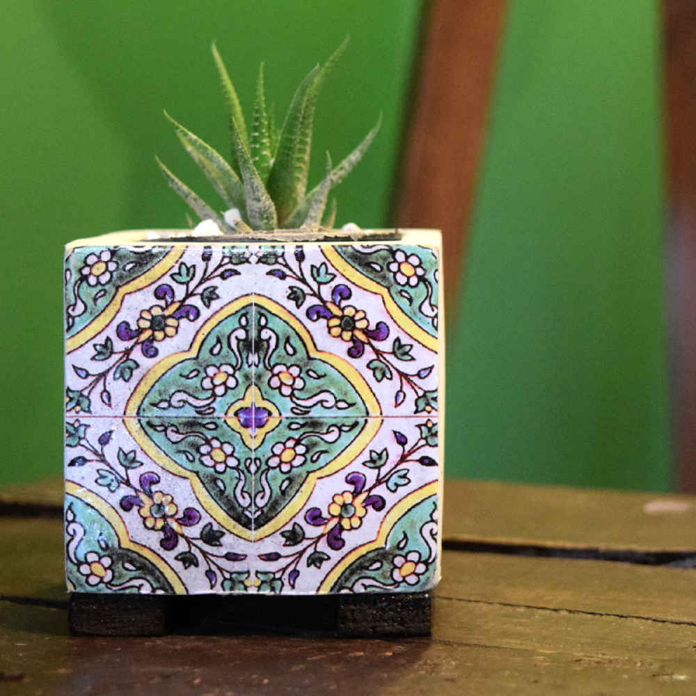 Decoratieve Perzische vierkante betonnen vaas, Kaashi-model met een uitgebreid bloemenpatroon