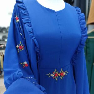 Traditionele Blauwe Abaya met Bloemen en Kreukstof