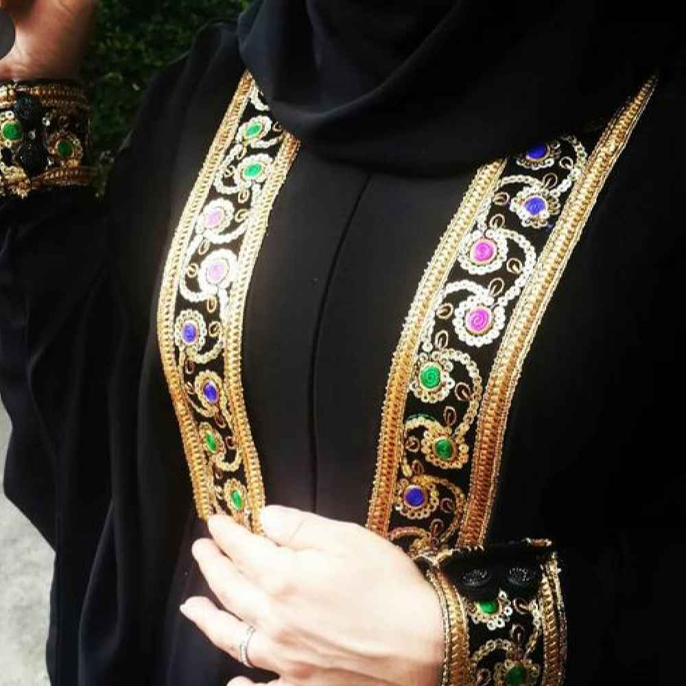 Traditionele Zwarte Abaya met Bloemenpatroon