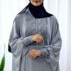Stijlvolle Vlinder Abaya voor Moslimvrouwen – Zachte Grijze Kreukstof