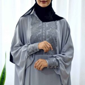 Stijlvolle Vlinder Abaya voor Moslimvrouwen – Zachte Grijze Kreukstof