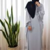 Stijlvolle Vlinder Abaya voor Moslimvrouwen – Zachte Grijze Kreukstof