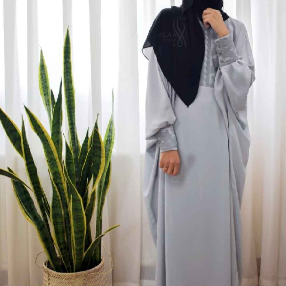 Stijlvolle Vlinder Abaya voor Moslimvrouwen – Zachte Grijze Kreukstof