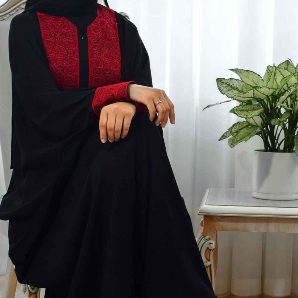Traditionele Vlinder Abaya voor Dames – Geborduurd met Zachte Stof