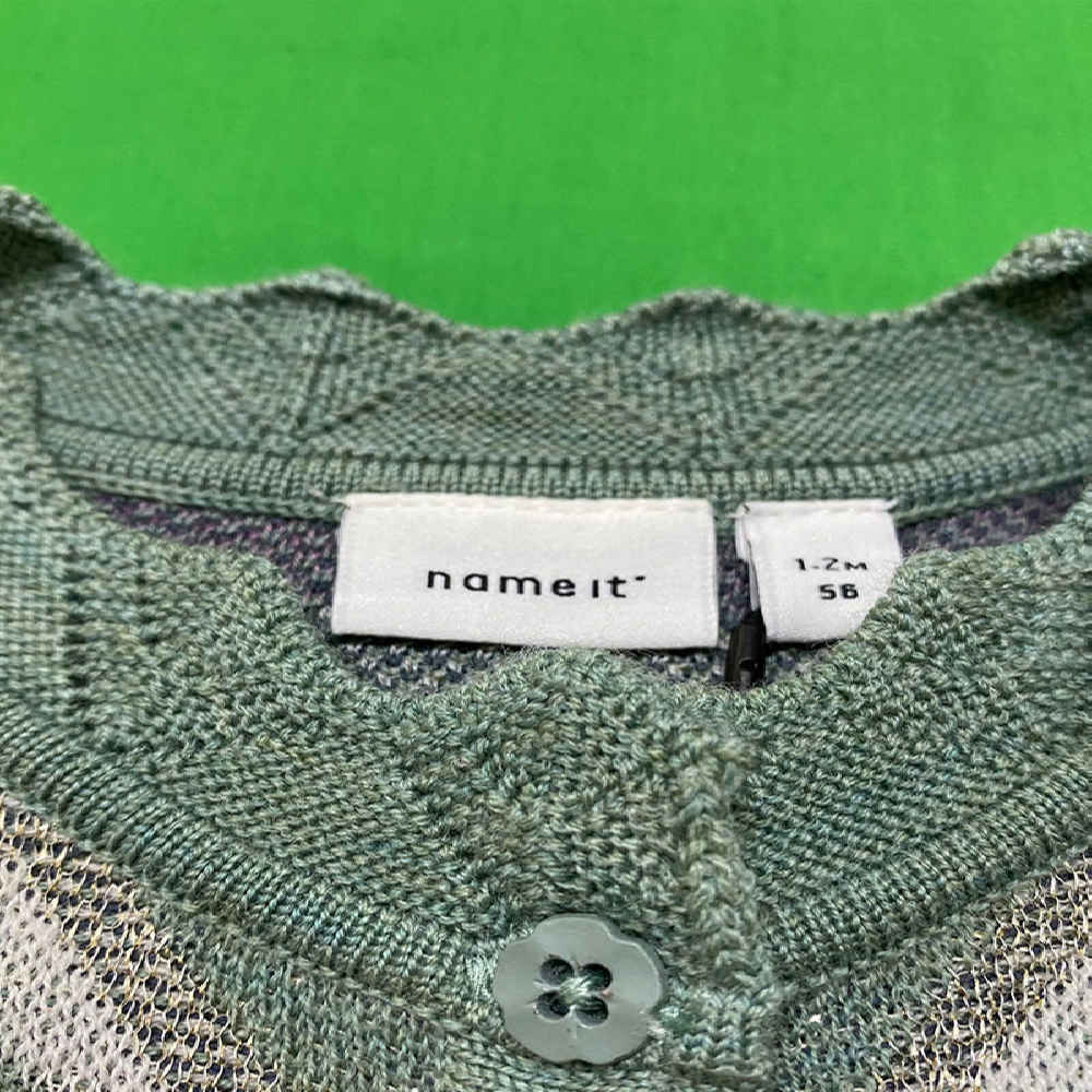 Gebreide Babypullover – Model Karina Blauw