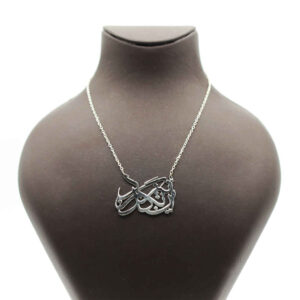 Perzische Zilveren Ketting – Minimalistische Kalligrafie, In Niz Bogzarad