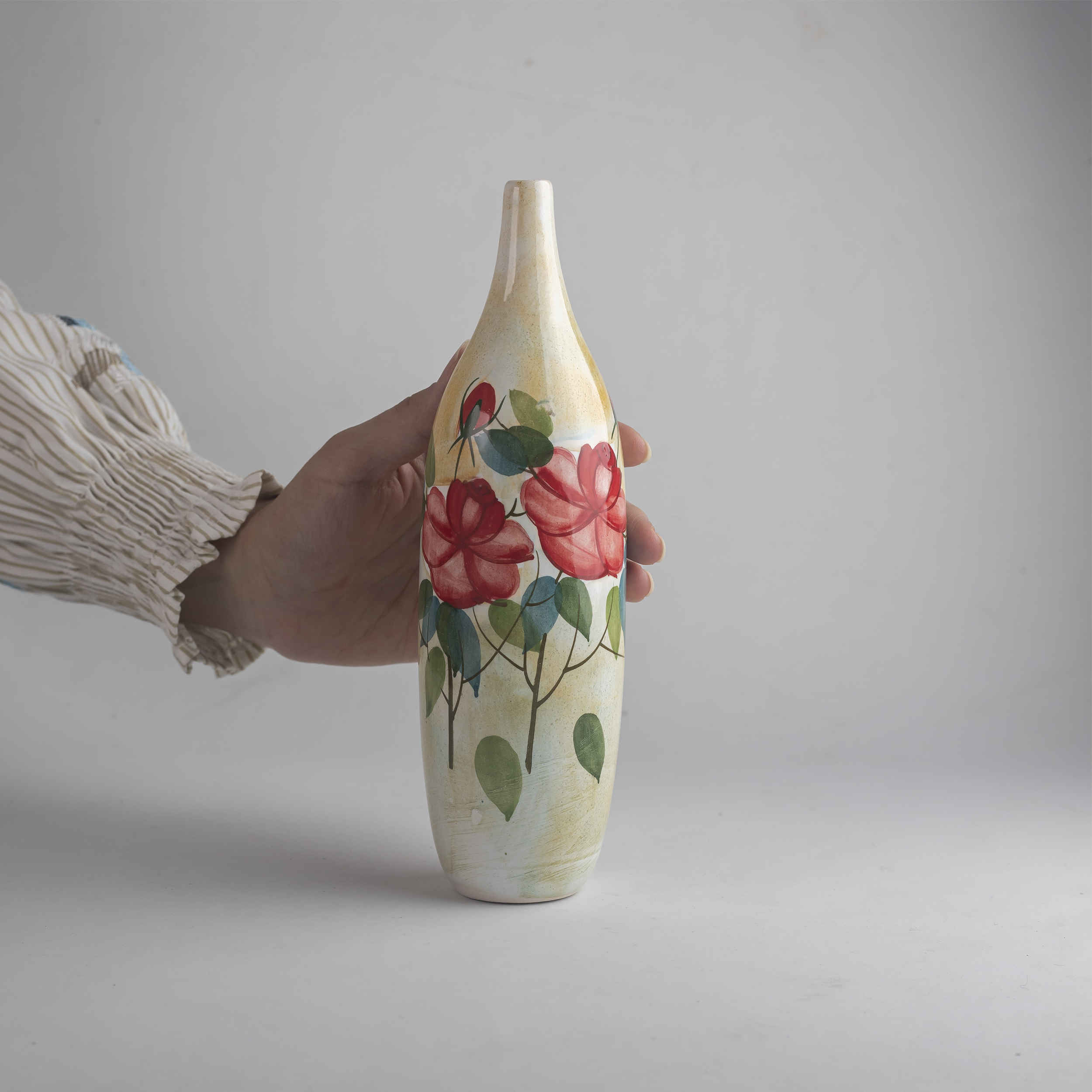 Handgemaakte deco-aardewerken knopvaas, handbeschilderd met een klassiek bloemenpatroon voor tijdloze aantrekkingskracht