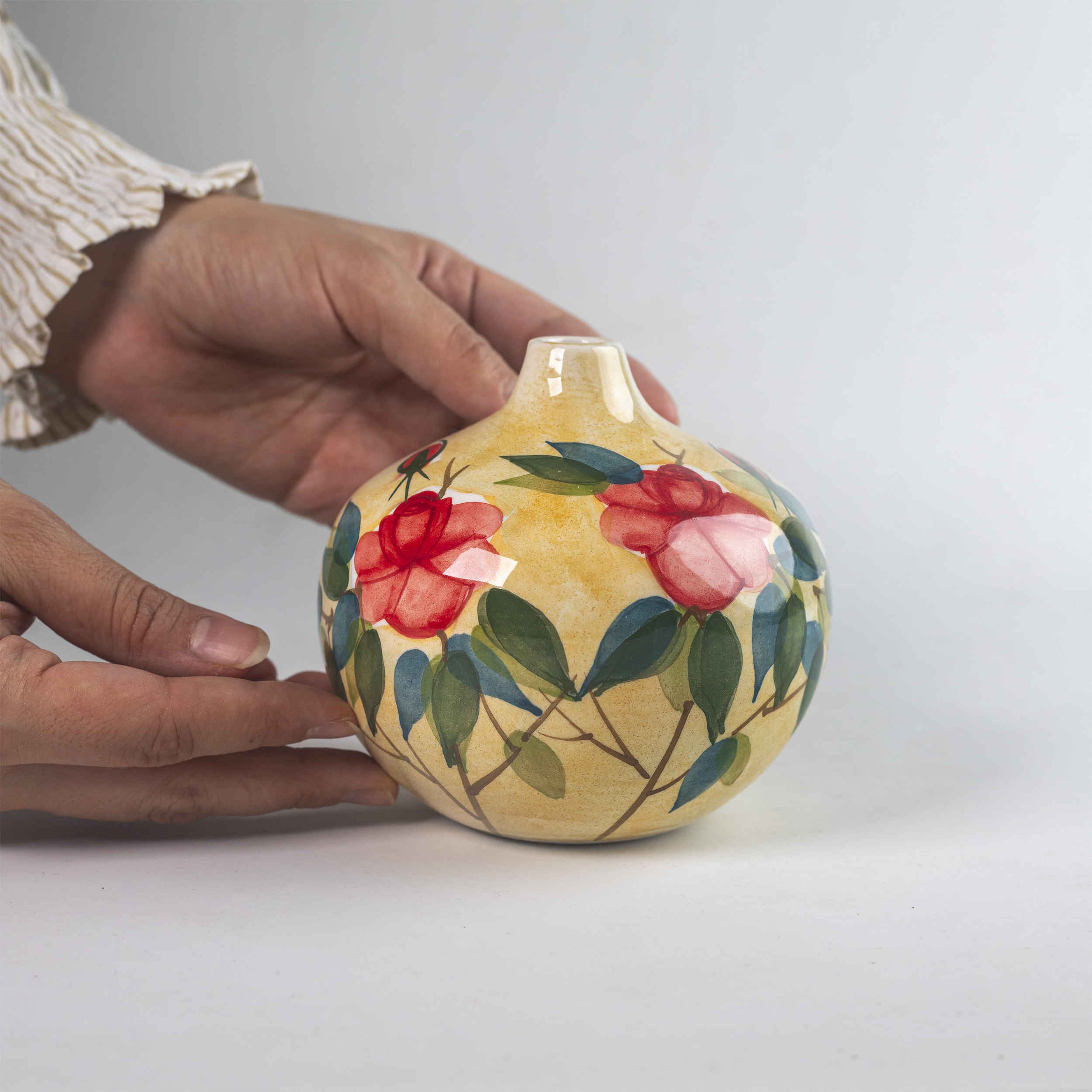 Handgemaakte aardewerken enkelstengelvaas voor kleine ruimtes met een handbeschilderd bloemenpatroon voor een klassieke touch
