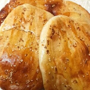 Perzisch Gedroogd Brood – Klei Ovengebakken Brood met Sesam