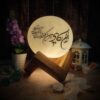 Islamitische Globe Zoutlamp – Handgemaakt met Wa In Yakad Vers en Houten Basis