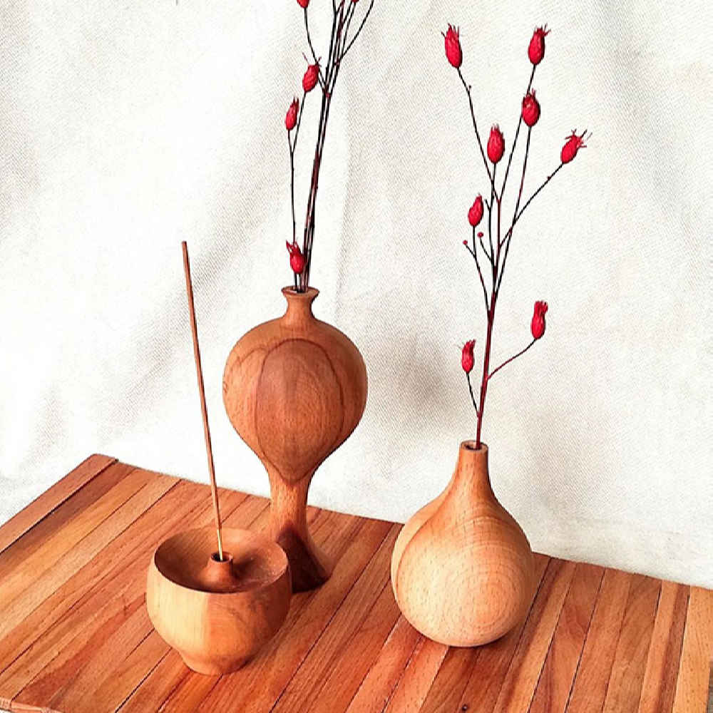 Set handgemaakte houten mini-bloemenvazen met rustieke stijl, perfect voor warme decoratieve arrangementen