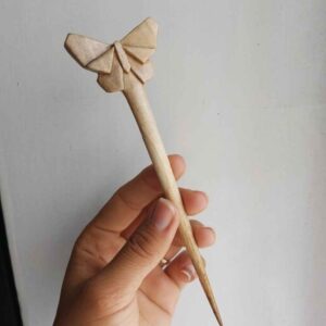Houten Haarstok Handgemaakt met Vlinder – Beige
