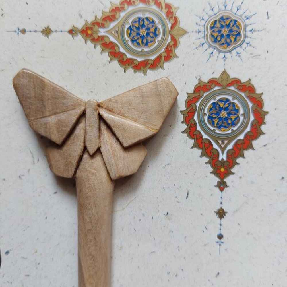 Houten Haarstok Handgemaakt met Vlinder – Beige
