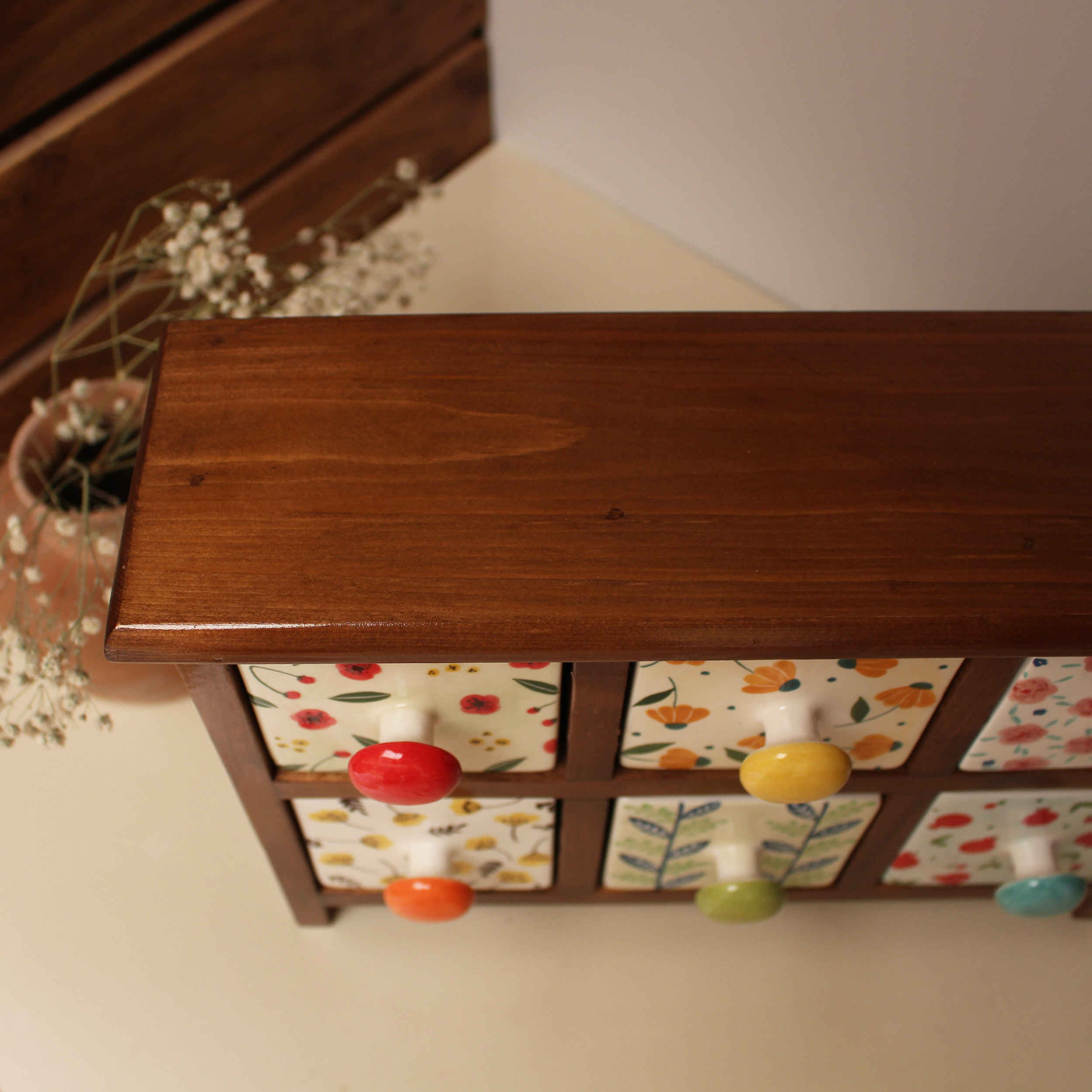 Handgemaakte Kast met 6 Keramische Laden en Houten Doos
