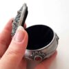 Metalen Sieradendoos Vintage met Rode Edelsteen