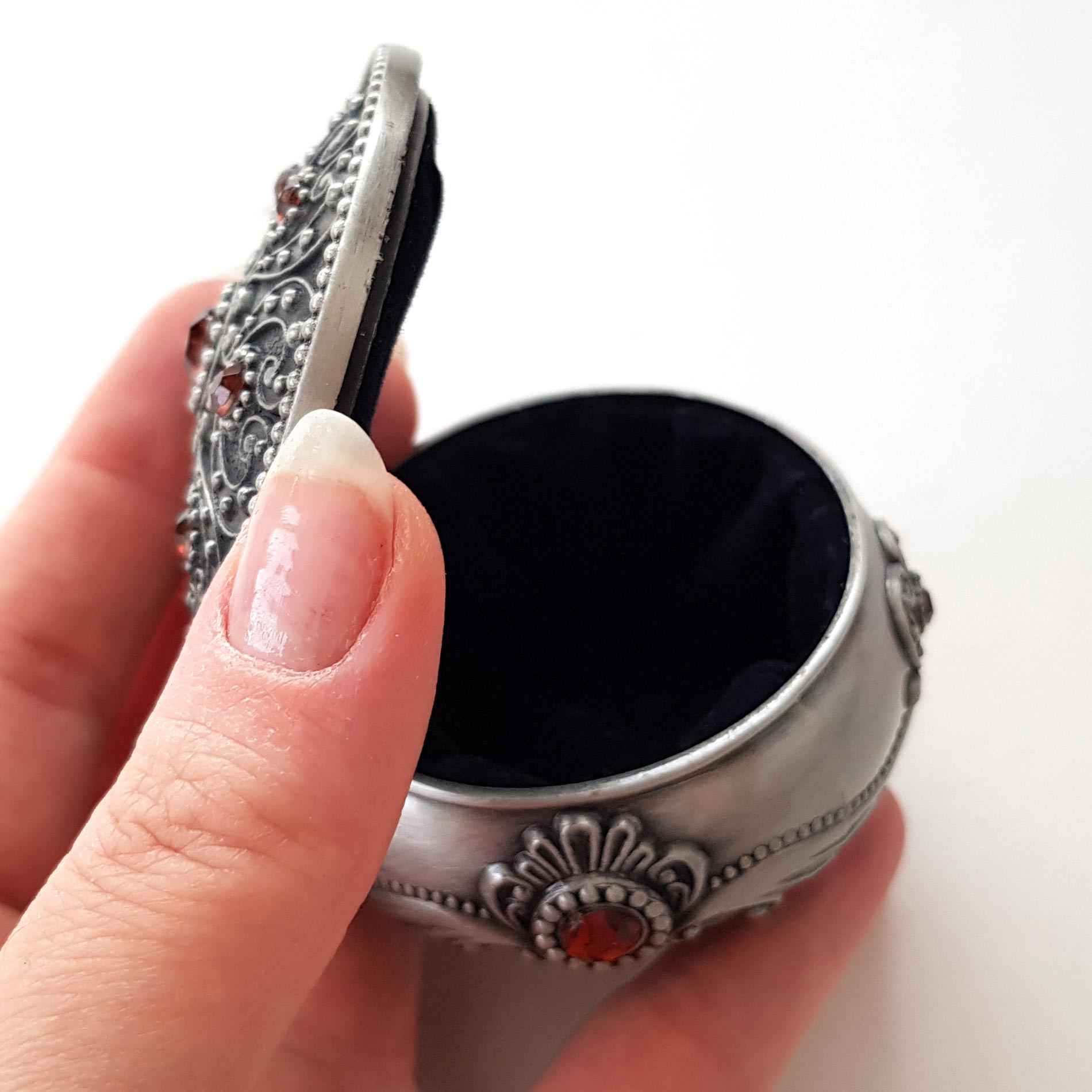 Metalen Sieradendoos Vintage met Rode Edelsteen