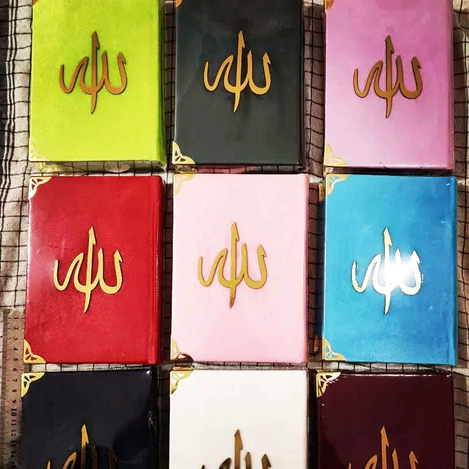 Fluwelen Omslag Regenboog-Koran met Uthman Taha Schrift – Luxe en Kleurrijk