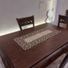 Tafelloper van Chique Kunstleer – Beige Elegantie