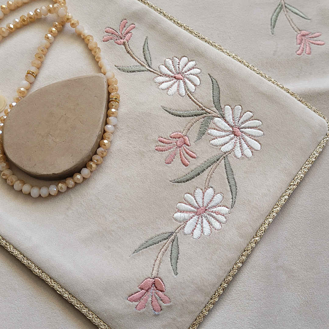 Geborduurd Reisgebedskleed – Crème Fluweel Bloemen