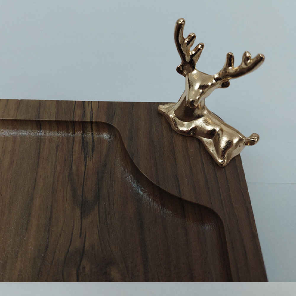 Minimalistisch rechthoekig houten dienblad – Met gouden stalen herten-middelpunt