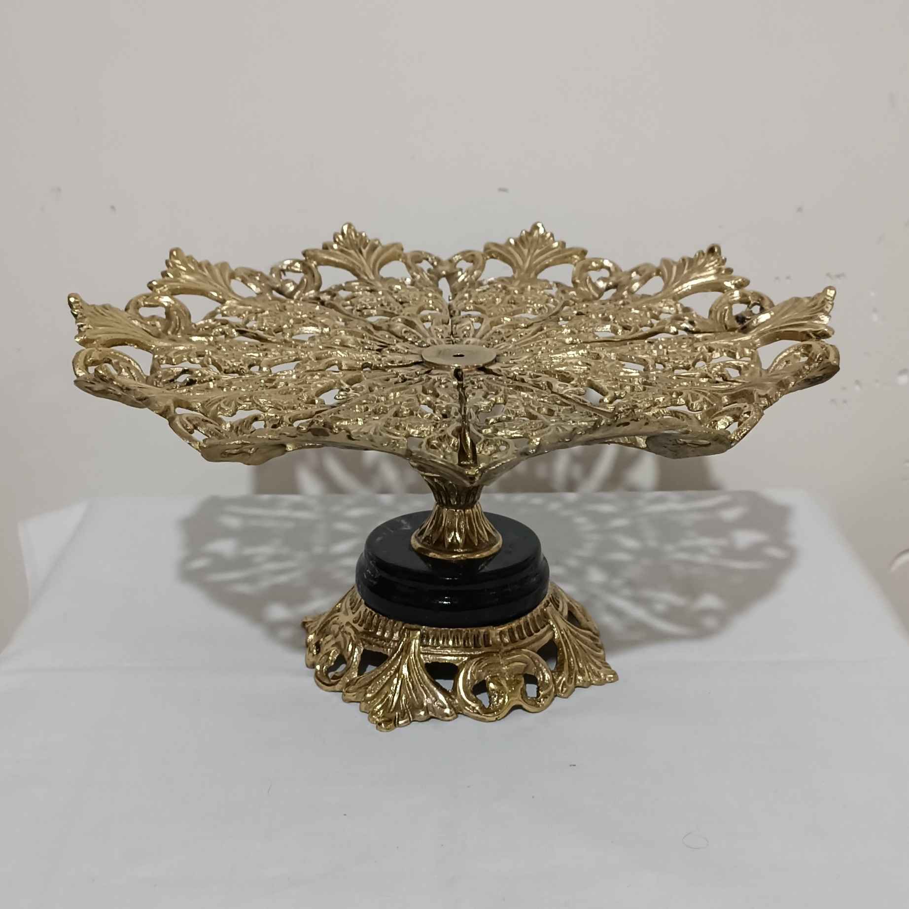 Messing Serveerstandaard met Intricate Bloemdetails