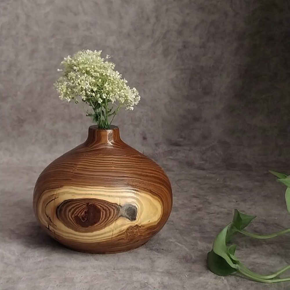 Decohouten vazen, handgemaakt van natuurlijk olijfhout voor een minimalistische enkelstengelpresentatie