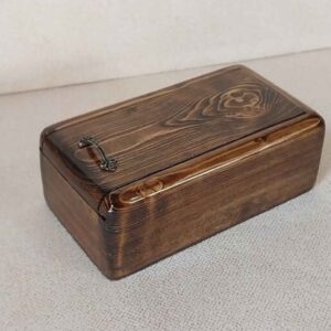 Handgesneden Houten Sieradendoos – Rustieke Elegantie