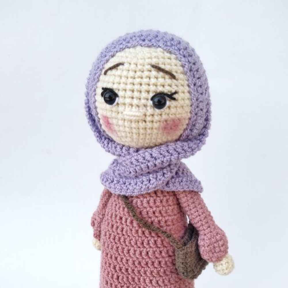 Amigurumi handgemaakte gehaakte pop met hoofddoek