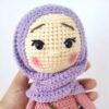 Amigurumi handgemaakte gehaakte pop met hoofddoek