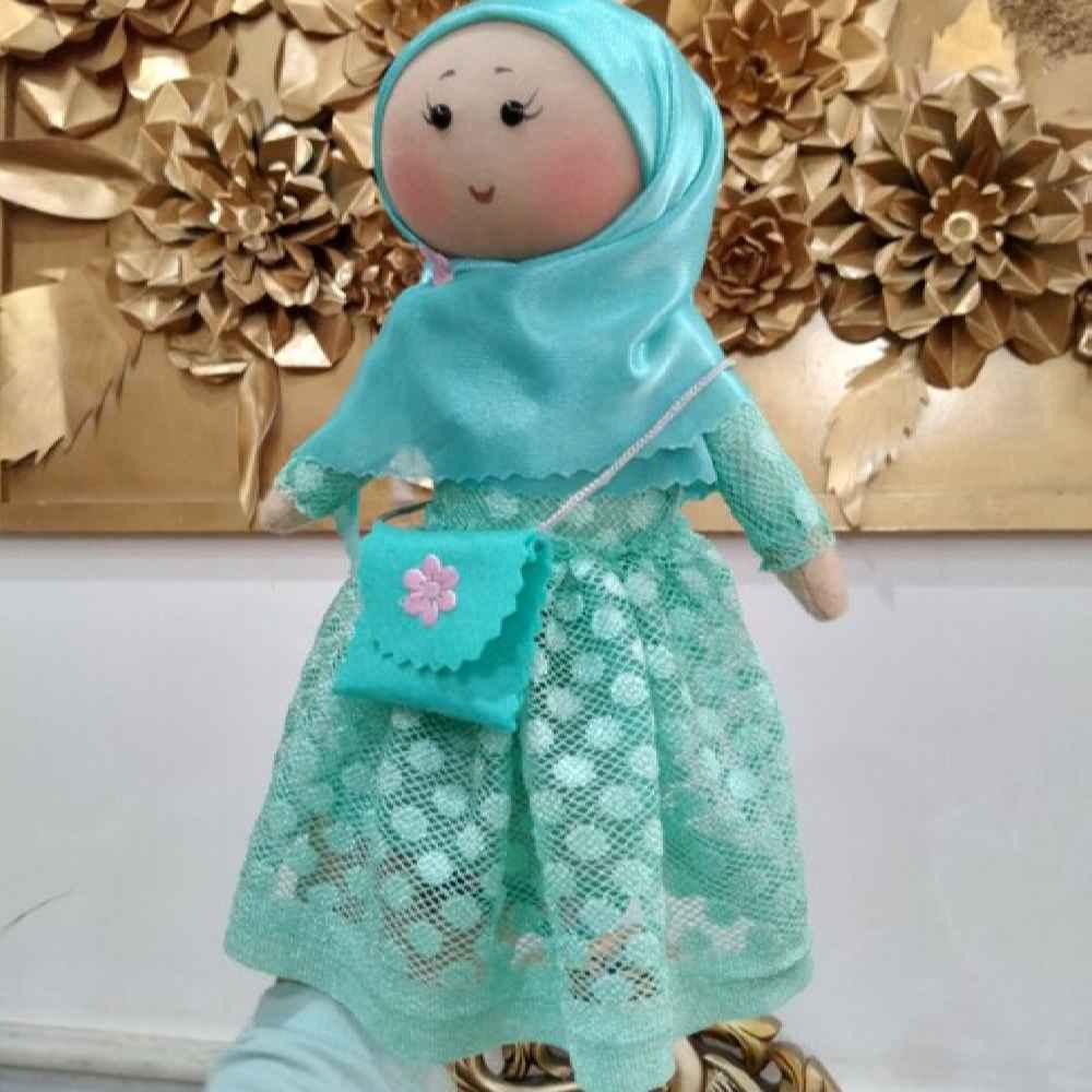 Muslim Hijab Pop Model Reyhaneh met Tas