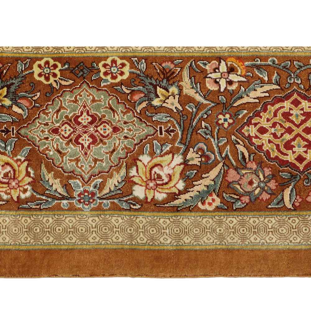 Handgeknoopt Perzisch Qom Zijden Tapijt (Boteh Paisley Motief) – Lichtbruin